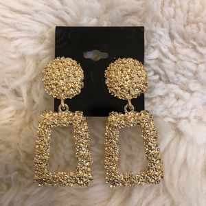 Square shaped dangling earrings in gold